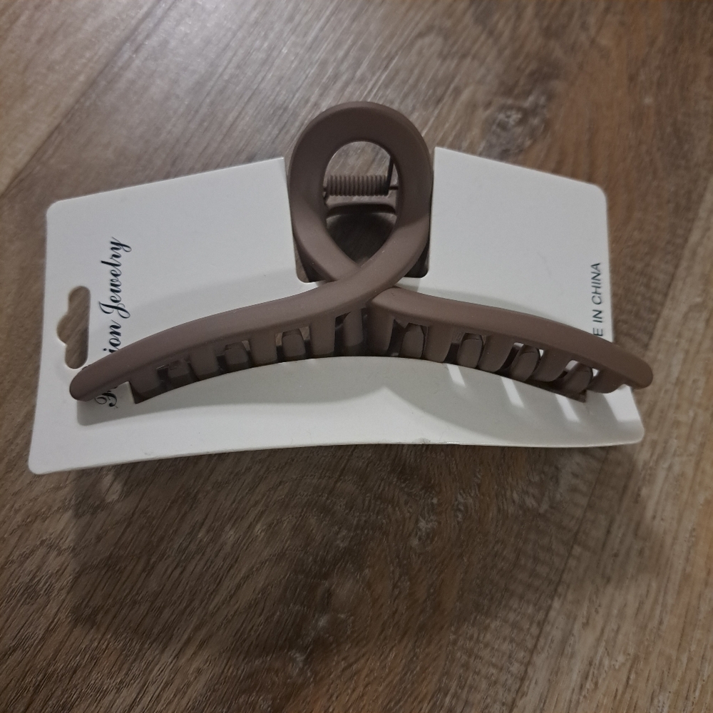 Fashion Jewelry Brownish Tan Ribbon Style Large Medium Hair Length Claw Clip New